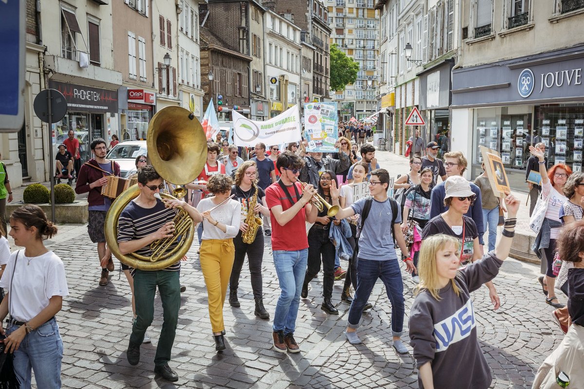 Marche pour le Climat : 350 personnes sonnent l'alarme à Troyes